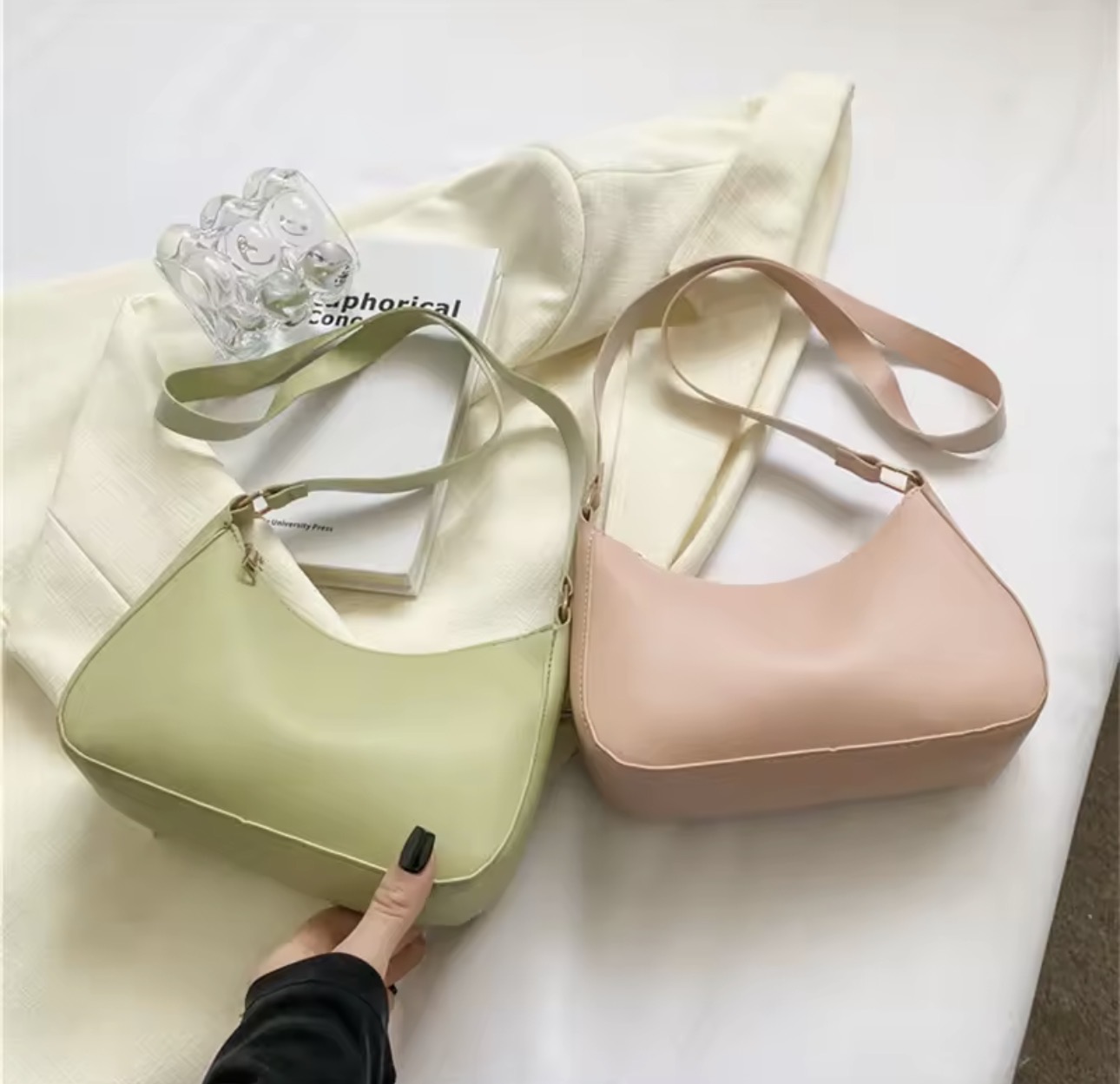 Fashionable and trendy solid-color handbag